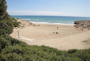 Una spiaggia nelle vicinanze