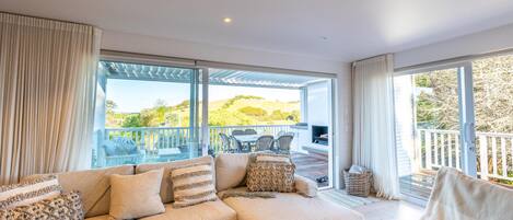 Una televisión de pantalla plana, una chimenea, Netflix