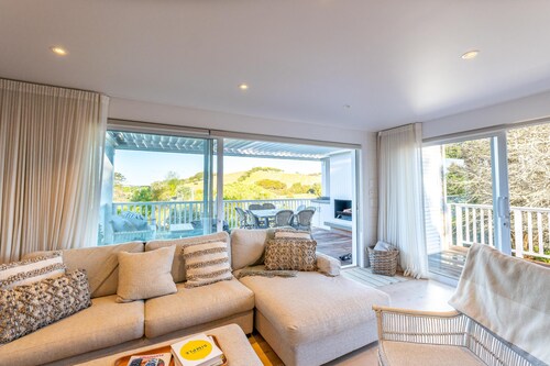 Luxurious 5 bedroom, 3 bathroom family home with spa pool, close to Mudbrick