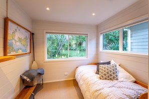 4 bedrooms, iron/ironing board, Internet, bed sheets - Luxurious 5 bedroom, 3 bathroom family home with spa pool, close to Mudbrick (Waiheke Island)