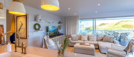 Flat-screen TV, fireplace, Netflix, DVD player