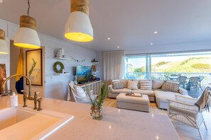 Een flatscreentelevisie, een open haard, Netflix en een dvd-speler