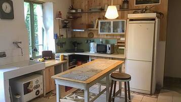 Een koelkast, een microgolfoven, een oven, een kookplaat