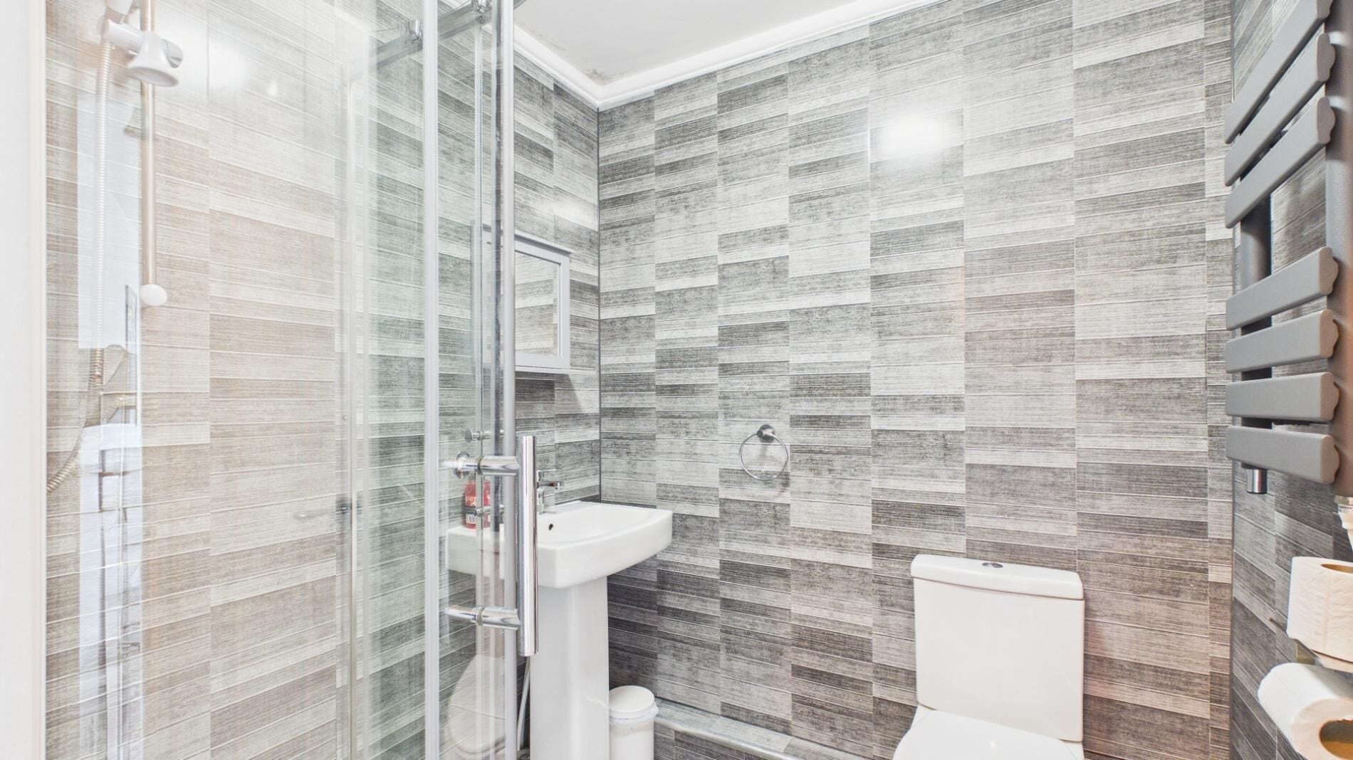 Apartment (1 Bedroom) | Bathroom | Shower, hair dryer, towels