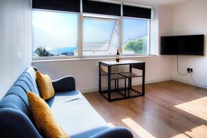 公寓 (1 Bedroom) | 起居区 | 智能电视