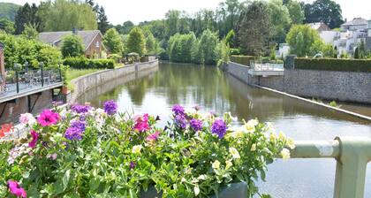 Joli gĂźte avec plafonds bas Ă Han-sur-Lesse