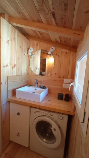 Sèche-cheveux, serviettes fournies, savon, papier toilette