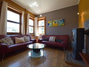 TV, caminetto, lettore DVD, tavolo da calcetto