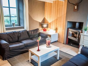 Tv, pejs, dvd-afspiller, bordfodbold