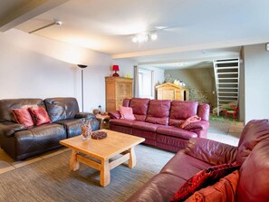 Télévision, cheminée, lecteur de DVD, baby-foot