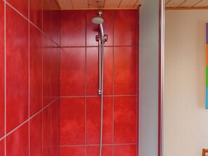 Een bad/douchecombinatie, een bubbelbad