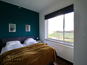 4 bedrooms, iron/ironing board, WiFi
