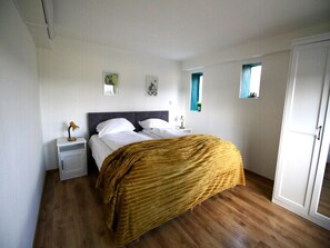 4 bedrooms, iron/ironing board, WiFi