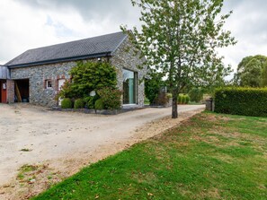A stone building with a gravel driveway and a well-maintained lawn. - Bertrix charming 2-bedroom holiday home (Bertrix)