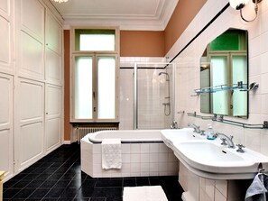Bathtub - Spacious Pet-friendly Castle in Stavelot (Stavelot)