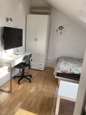 3 bedrooms, iron/ironing board, bed sheets