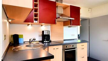 Frigorífico, microondas, horno y placa de cocina