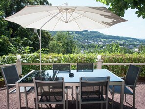 Outdoor dining - Alluring Holiday Home in Malmedy with Sauna (Malmédy)