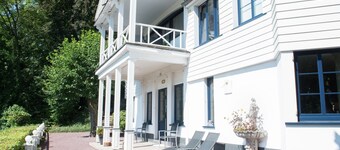 Casa victoriana en el bosque con vistas despejadas a la ciudad y sauna