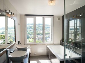 Bathtub - Alluring Holiday Home in Malmedy with Sauna (Malmédy)