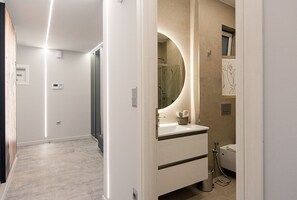 Een douche, een haardroger, handdoeken, zeep