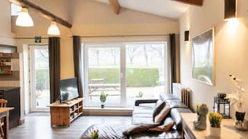 Een smart-tv, tafelvoetbal en boeken