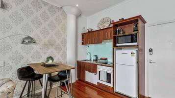 Coffee/tea maker, fridge, microwave, oven