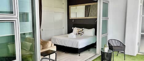 Desk, iron/ironing board, WiFi, bed sheets