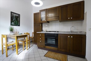 Réfrigérateur, four, plaque de cuisson, bouilloire électrique