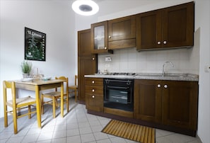 Réfrigérateur, four, plaque de cuisson, bouilloire électrique