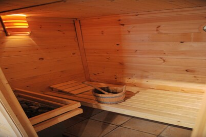 Chalet en Somme-Leuze con Jacuzzi y Sauna