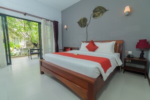 Kamar Double Superior, balkon, pemandangan kolam renang | Minibar, brankas, meja kerja, dan ruang kerja ramah laptop