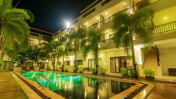 Piscine extérieure, parasols de plage