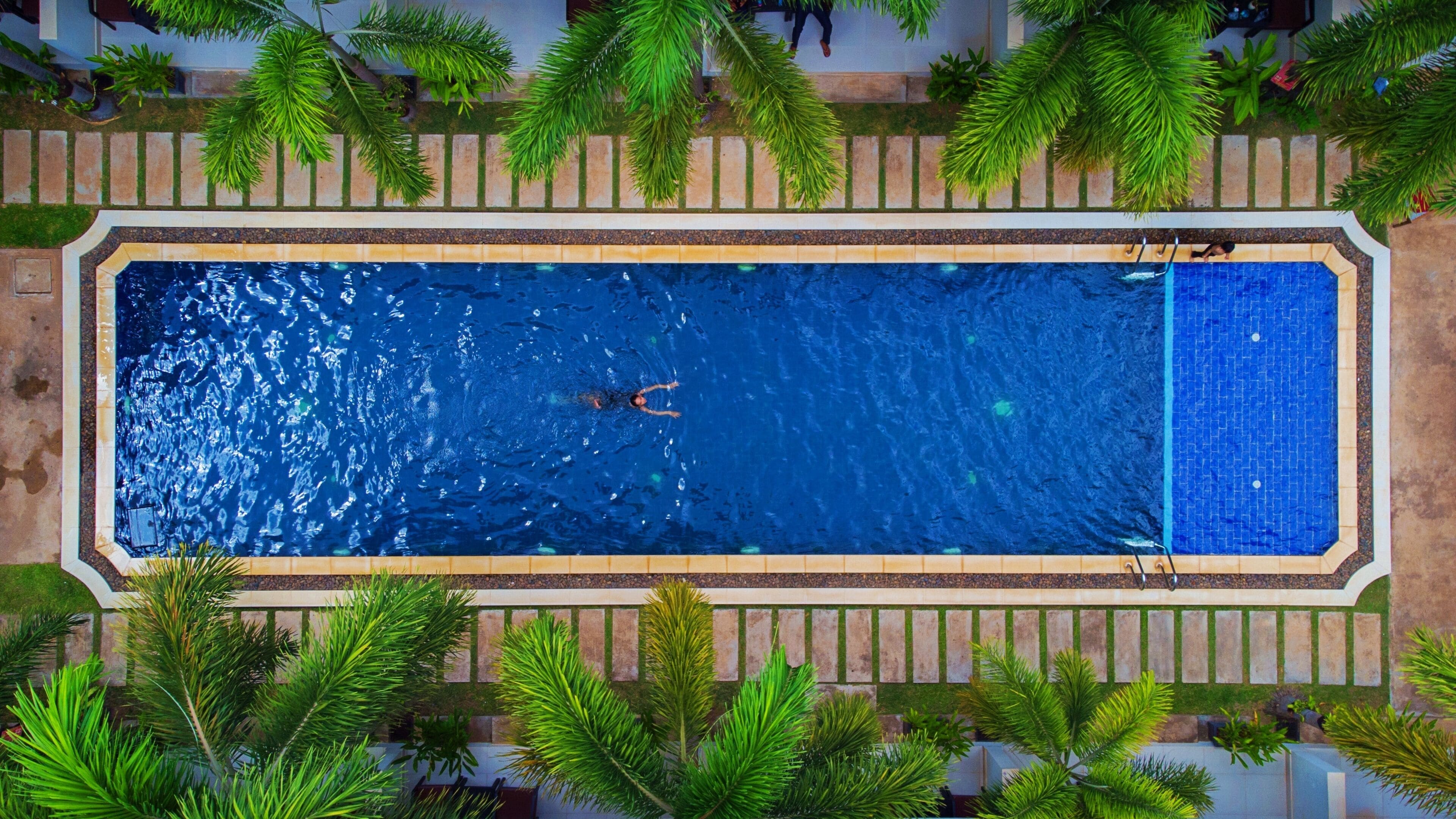 室外游泳池，09:00 至 20:00 开放，池畔遮阳伞