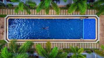 Una piscina al aire libre (de 09:00 a 20:00), sombrillas