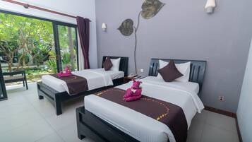 Chambre Deluxe avec lits jumeaux, baignoire, vue piscine