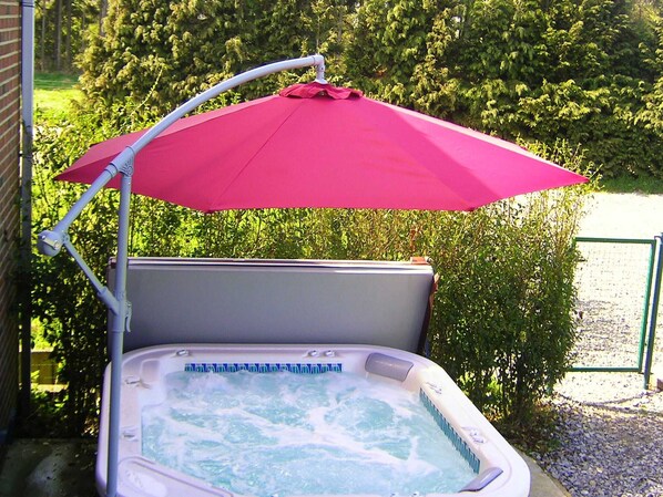 Tina de hidromasaje al aire libre