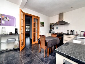 Fridge, microwave, oven, stovetop - Countryside Escape for 9 (Honnay)