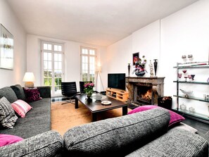 TV, fireplace, DVD player, table tennis - Countryside Escape for 9 (Honnay)