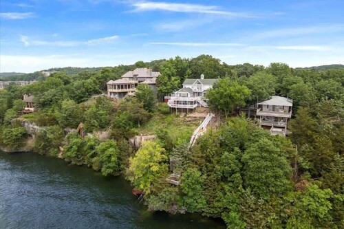 Lakeview Manor: Historic Charm with Serene Waters