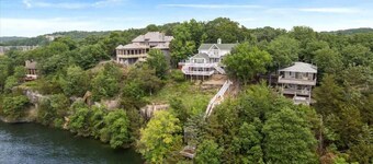 Lakeview Manor: Historic Charm with Serene Waters