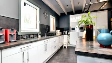 Een koelkast, een magnetron, een oven, een vaatwasser