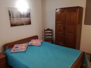 2 Schlafzimmer, Bügeleisen/Bügelbrett, Bettwäsche