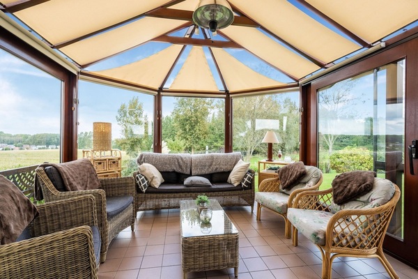 Televisie, een open haard en een dvd-speler