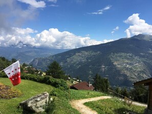 Property grounds - Bright Chalet with Terrace (Bluche Randogne Valais Suisse)