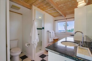 Badewanne, Haartrockner, Handtücher