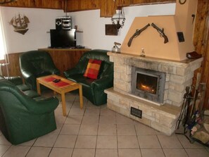 テレビ、暖炉、テーブルサッカー台