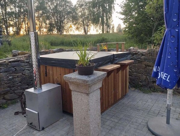 Outdoor spa tub