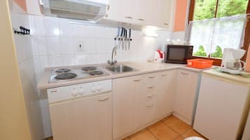 Réfrigérateur, micro-ondes, plaque de cuisson, cafetière/bouilloire