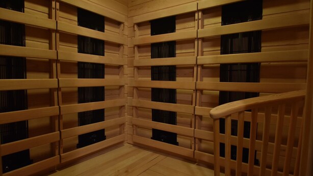 Ein Raumeck mit Holzvertäfelung und einer eingebauten Sitzbank.